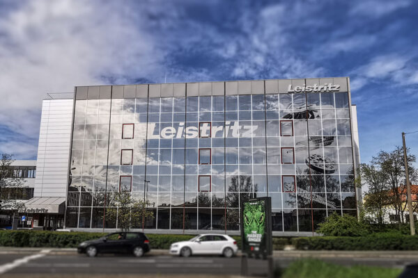 sessner-folierungen-fassadenbeschriftung-01 Glas-Fassade mit Logo Folierung
