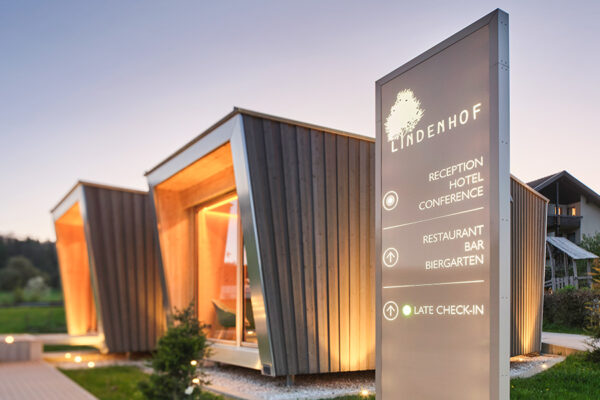 sessner-lindenhof-01 Beleuchtetes Werbeschild und Leitsystem vor Geschäft außen