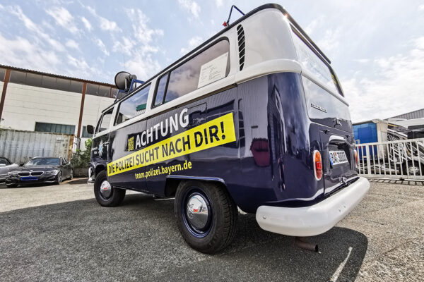 sessner-folierungen-hero-v1 Foliertes Auto mit Werbetext