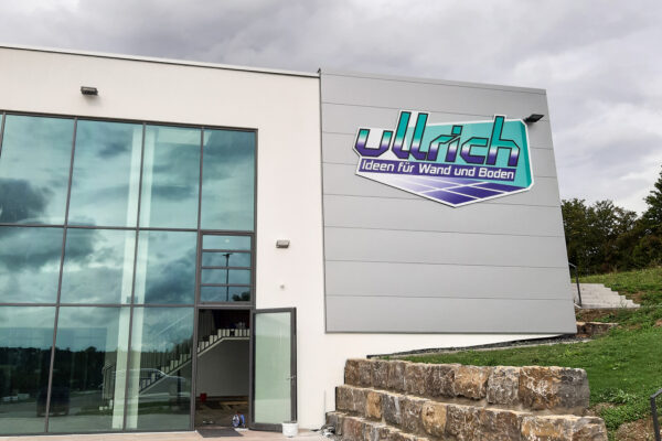 sessner-leitsysteme-werbeschilder-02 Große Halle mit farbigen Wandschild / Werbeschild